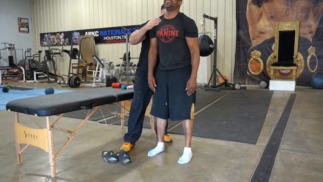 GREATEST BOXER EVER: Roy Jones Jr touches his toes for the 1st time (Hammer Chiro) смотреть онлайн