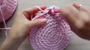 Как связать крышку из трикотажной пряжи для корзины/ How to tie a knitted yarn cover for a basket