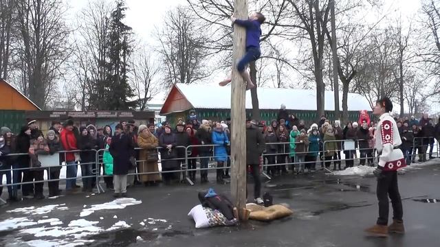 Масленица-2018 в Пинске: кто сумел залезть на ледяной столб? смотреть онлайн