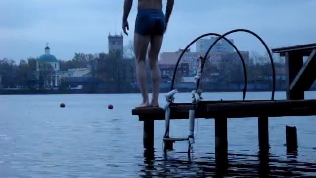 Закаливание. Купание в озере глубокой осенью смотреть онлайн