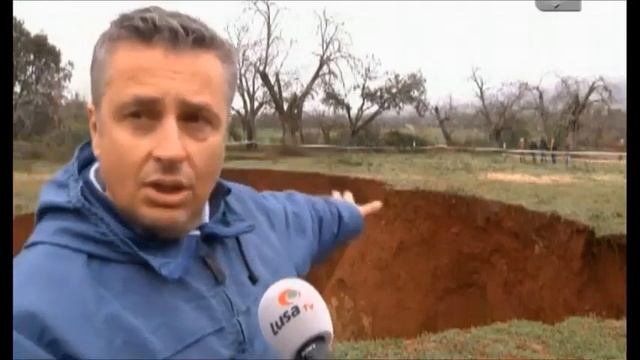 MAMMOTH 100 METER DEEP SINKHOLE OPENS UP IN MARVAO, PORTUGAL TUESDAY (APR 11, 2013) смотреть онлайн