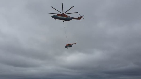 Перевозка вертолёта (МИ-8) вертолётом (МИ-26) в 4K.mkv