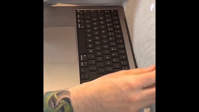 MacBook Pro 14 inch unboxing from a blind perspective￼ смотреть онлайн