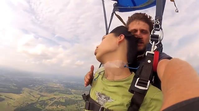 Guy Passing out doing 360° Skydiving смотреть онлайн