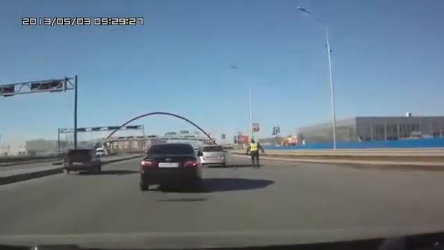 ДПСника сбила машина смотреть онлайн