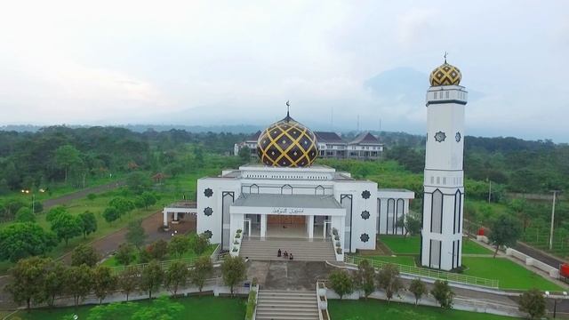 Bandung, West Java-Indonesia - April 21, 2022 - Beautiful aerial view, Great Mosque of Islamic. смотреть онлайн