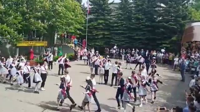 Последний звонок 2023. Вальс и флешмоб смотреть онлайн