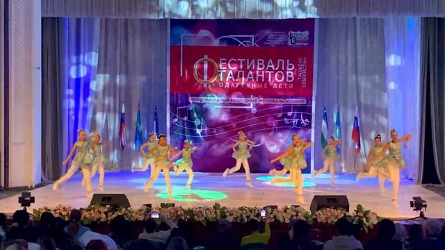 Ансамбль "Серпантинки" - Андижанская полька. Март 2022 смотреть онлайн