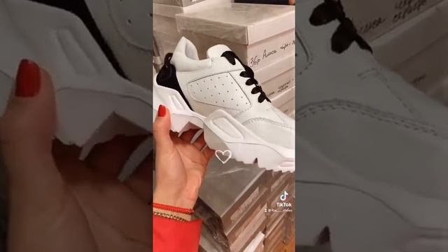 Наши женские кожаные черно-белые кроссовки смотреть онлайн