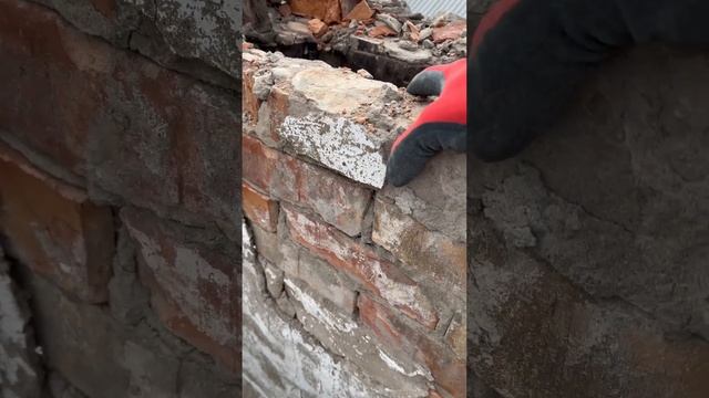 Демонтаж кирпичной трубы ! Опасненько!огорождение присутствует!