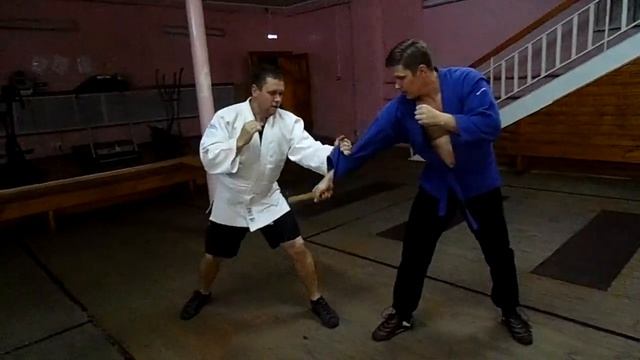 Наработка движения "назад" от атак ножом смотреть онлайн