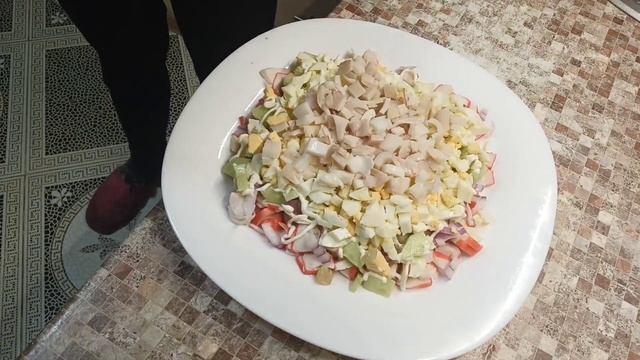 Салат с кальмаром и крабовыми палочками. смотреть онлайн
