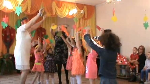 Танец с листьями ! смотреть онлайн