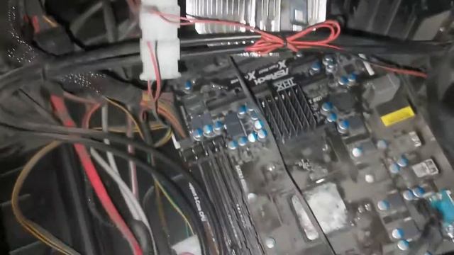 Системный блок не чистили лет 7, куча пыли, сломан вентилятор на процессоре.