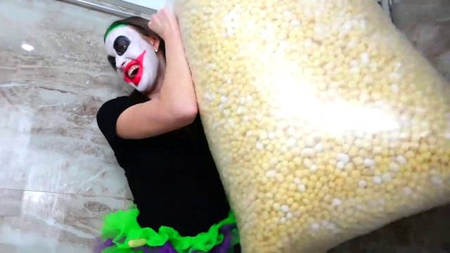 Малыш Джокер против Мамы - Битва Едой в Ванной - Bad Baby Joker Vs Joker Mom Food Fight & Bath Time