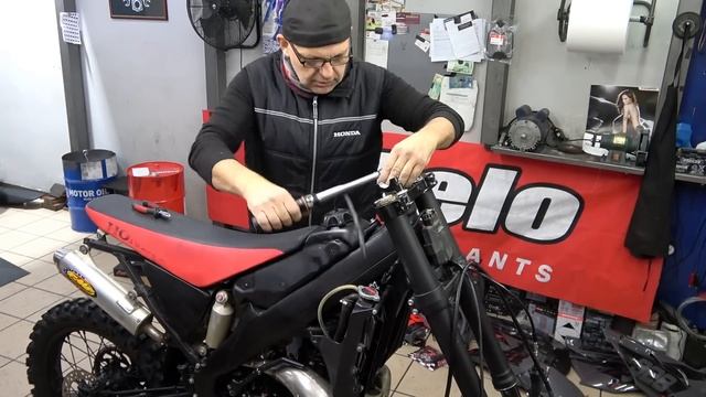 HONDA CR 250R -The Transformation ( H Μεταμόρφωση By Livanas Motorsports ) смотреть онлайн