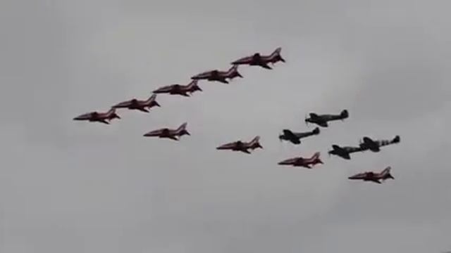 Red Arrows Warbirds formation смотреть онлайн