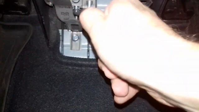 Как подтянуть ручник на Хендай Солярис (Hyundai Solaris) самостоятельно смотреть онлайн