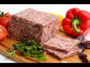 Прессованное мясо из свиной головы.