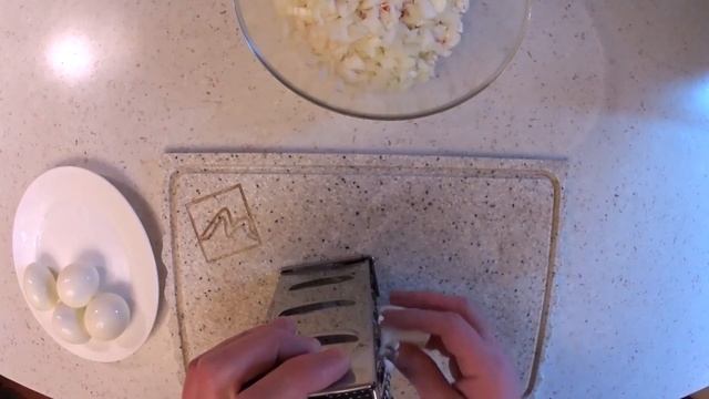 Салат из кальмаров с красной икрой. Вкусно и красиво! смотреть онлайн