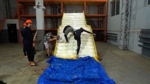 КТО ПЕРВЫЙ ЗАЛЕЗЕТ ПО СКОЛЬЗКОЙ ЛЕСТНИЦЕ - ВЫИГРАЕТ!