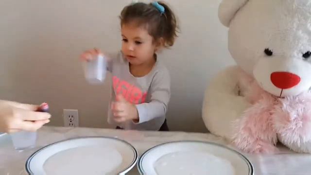 Опыт с молоком и пищевыми красителями / Experiment with milk and food dyes смотреть онлайн