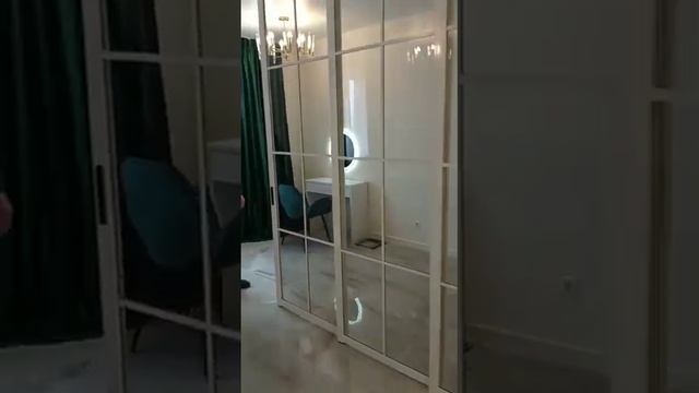 Белая раздвижная перегородка с тёмным стеклом смотреть онлайн