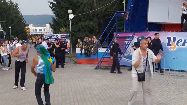 Веселые танцы! День ВДВ! 2 августа г.Красноярск смотреть онлайн