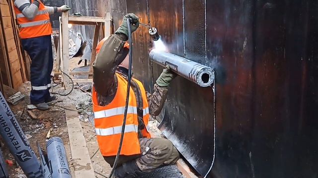 Гидроизоляция цоколя. Начало работ.