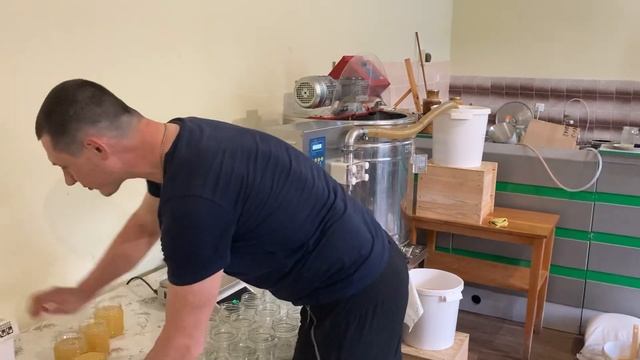 Разлив меда дозатором Лысонь W204001Z. смотреть онлайн