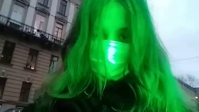 Зелёный человек в городе Санкт-Петербург (не Монтаж) реальная съёмка на телефон xiaomi смотреть онлайн