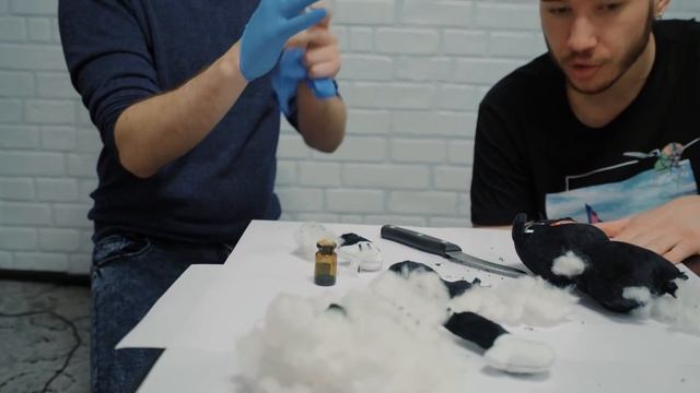 (ОПАСНО) РАЗРЕЗАЛ ЖИВУЮ ИГРУШКУ МУЛЬТЯШНОГО КОТА в 3 часа ночи *что внутри картун кэт* Потусторонни смотреть онлайн