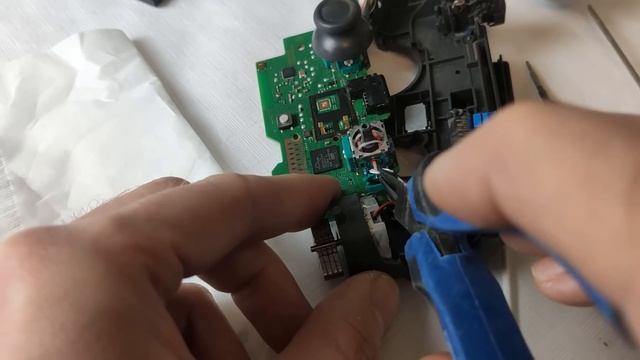TUTO RÉPARER STICK ANALOGIQUE MANETTE PS4 смотреть онлайн