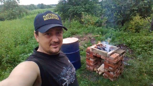как сделать самодельный мангал из красного кирпича, за пол часа. стол для мангала из бочки
