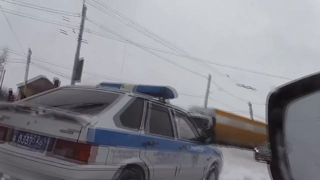 Метель в Курске БТР вытягивает застрявшие фуры смотреть онлайн