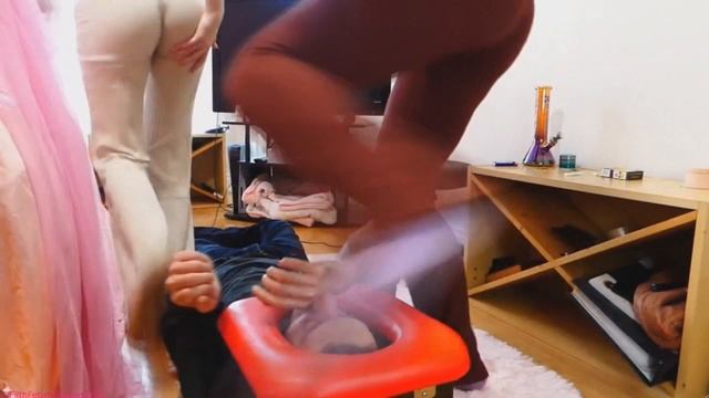 Face Sit Survival challenge - 2 girls смотреть онлайн