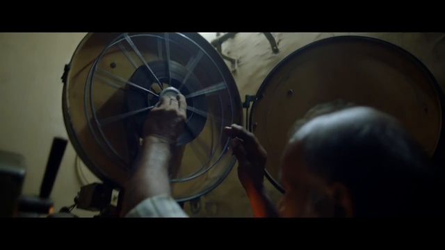 Coldplay - Hymn For The Weekend (Official Video)