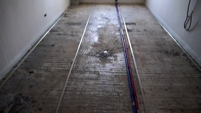 Цементная стяжка в квартире | Заливка стяжки | Мокрая стяжка по маякам | Стяжка пола смотреть онлайн