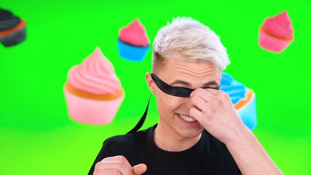 ЕДИМ ЕДУ ТОЛЬКО ОДНОГО ЦВЕТА! Баттл Одноцветных Вещей И Сумасшедшие Пранки от RATATA COOL