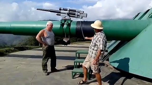 Внизу пляж , наверху батарея и пострелять можно смотреть онлайн
