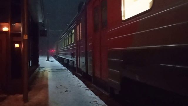 ЭД4МК-0041 Прибывает с сообщением Мундыбаш-Новокузнецк и приветливой бригадой