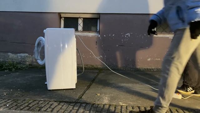 CANDY WASHING MACHINE VS BRICKS (PART 2/3) смотреть онлайн