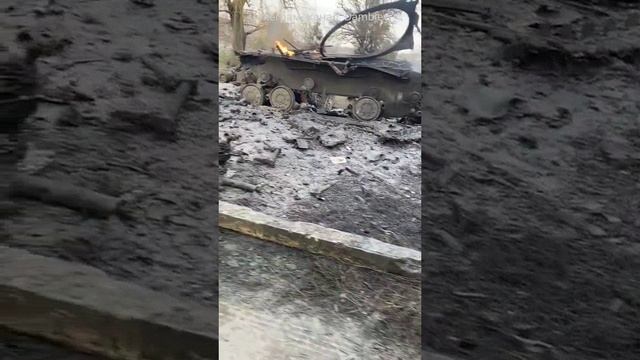 Выгоревший вместе с экипажем внутри украинский танк Т-64Б смотреть онлайн