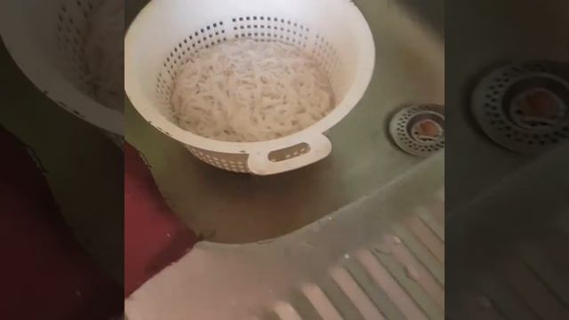 Креветки варено-мороженые с рисовой вермишелью смотреть онлайн