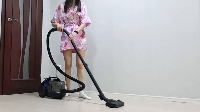 Cleaning the house with a bagless vacuum cleaner. Bosch BGS21X320. Part 21 смотреть онлайн