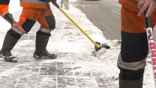 В Кирове продолжается уборка улиц после снегопада смотреть онлайн