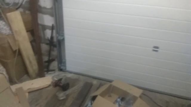 Почти закончил установку гаражных ворот