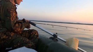 ВОТ ЭТО КЛЁВ! Рыбалка в которую я влюбился! Судак с лодки на ДЖИГ в отвес. Ловля судака с лодки