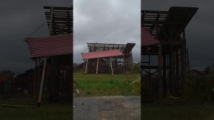 Как поднять профлист на крышу одному.