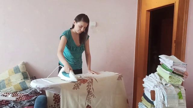 Большая стирка // МОТИВАЦИЯ на ГЛАЖКУ белья // МИНИ заготовочка МЯСА // будни простоМАМЫ смотреть онлайн
